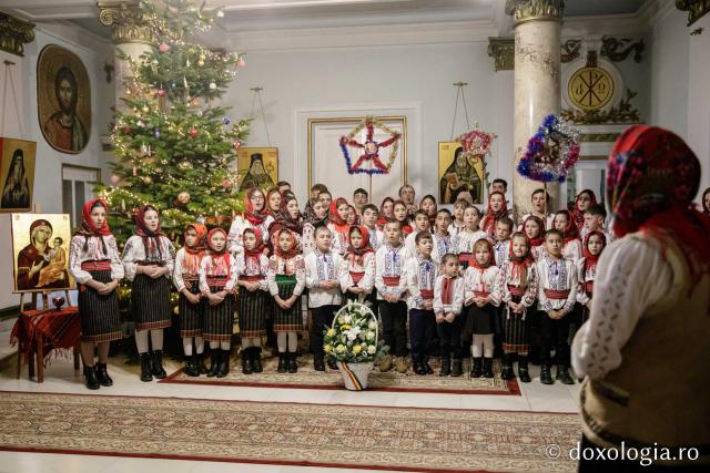 (Foto) Parohia Feredeni – Colindători la Reședința Mitropolitană 2022