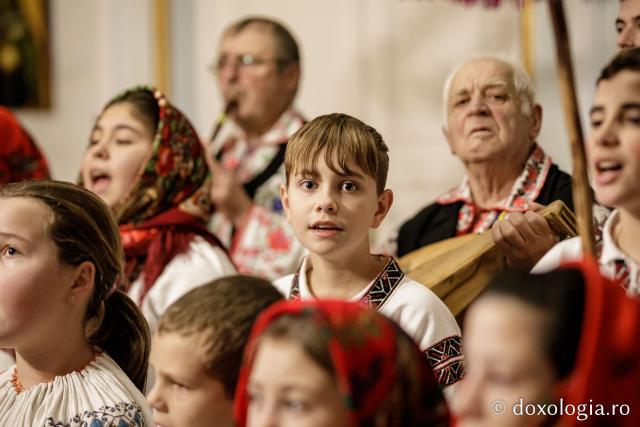 (Foto) Parohia Feredeni – Colindători la Reședința Mitropolitană 2022