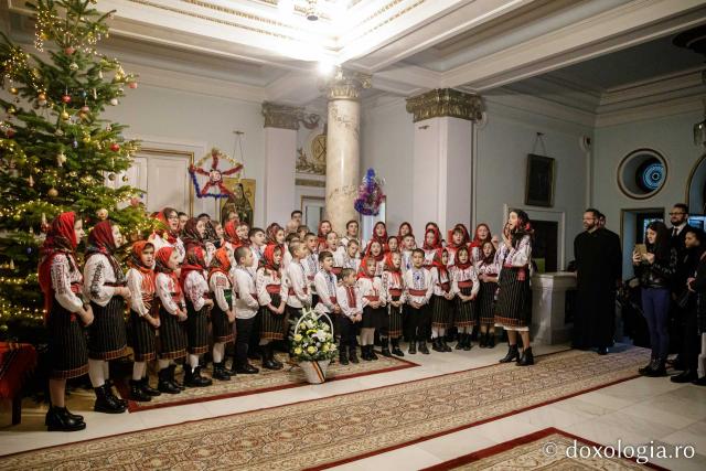 (Foto) Parohia Feredeni – Colindători la Reședința Mitropolitană 2022