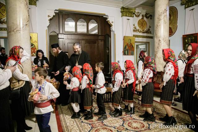 (Foto) Parohia Feredeni – Colindători la Reședința Mitropolitană 2022