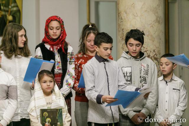 (Foto) Parohia Ghelăiești – Colindători la Reședința Mitropolitană 2022