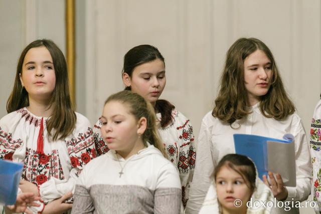 (Foto) Parohia Ghelăiești – Colindători la Reședința Mitropolitană 2022