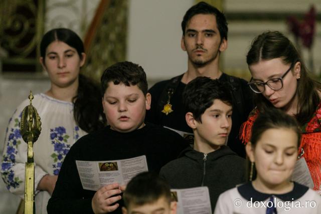 (Foto) Parohia Isaia – Colindători la Reședința Mitropolitană 2022