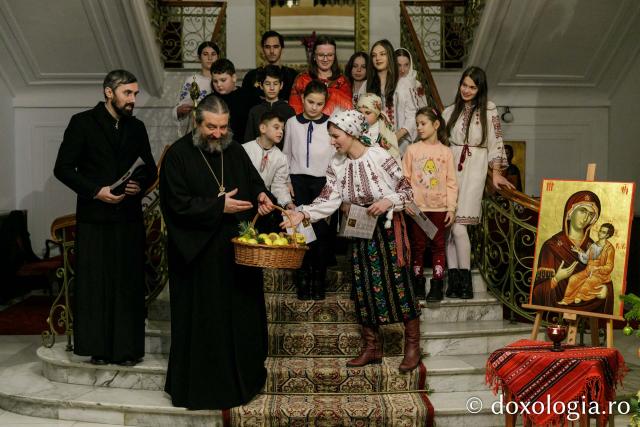 (Foto) Parohia Isaia – Colindători la Reședința Mitropolitană 2022