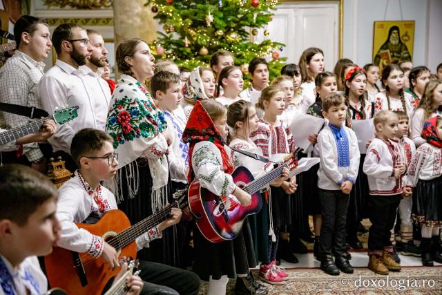 (Foto) Parohia Rădeni, județul Neamț – Colindători la Reședința Mitropolitană 2022   