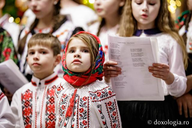 (Foto) Parohia Rădeni, județul Neamț – Colindători la Reședința Mitropolitană 2022   