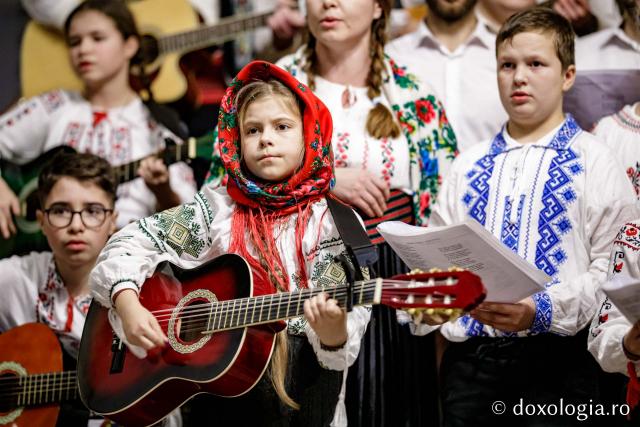 (Foto) Parohia Rădeni, județul Neamț – Colindători la Reședința Mitropolitană 2022   