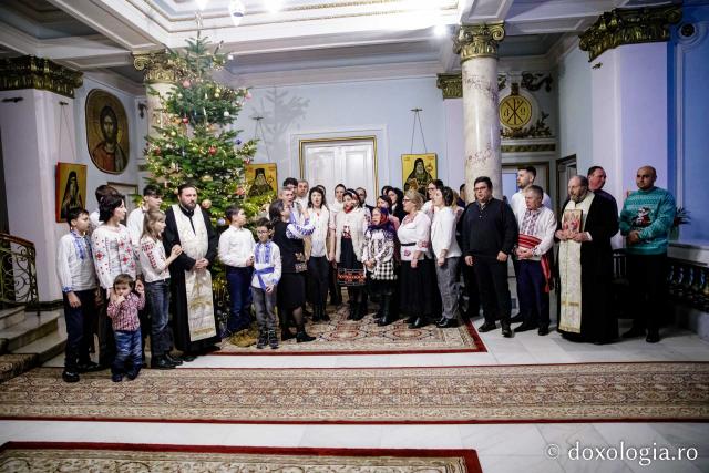 (Foto) Parohia „Sf. Iosif” Rediu – Colindători la Reședința Mitropolitană 2022   