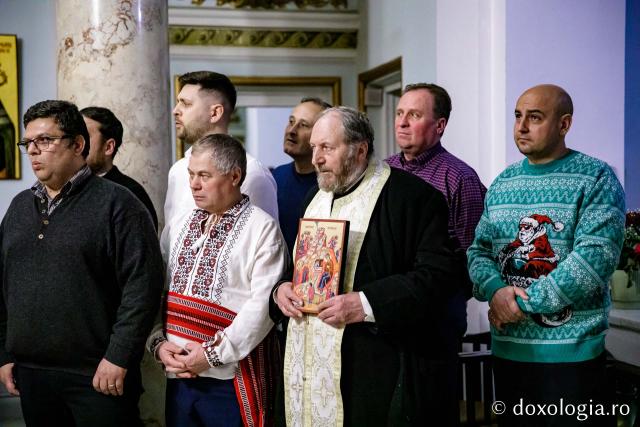 (Foto) Parohia „Sf. Iosif” Rediu – Colindători la Reședința Mitropolitană 2022   