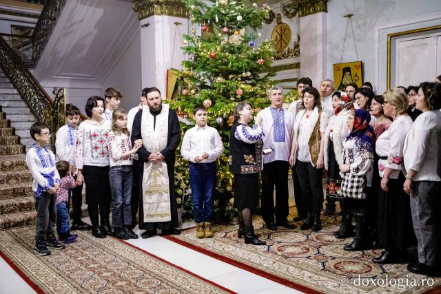 (Foto) Parohia „Sf. Iosif” Rediu – Colindători la Reședința Mitropolitană 2022   