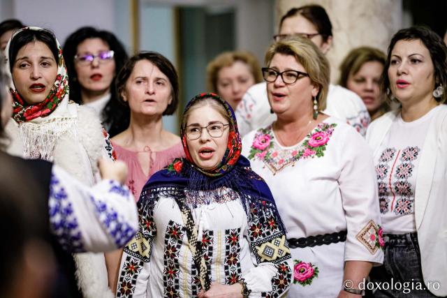 (Foto) Parohia „Sf. Iosif” Rediu – Colindători la Reședința Mitropolitană 2022   