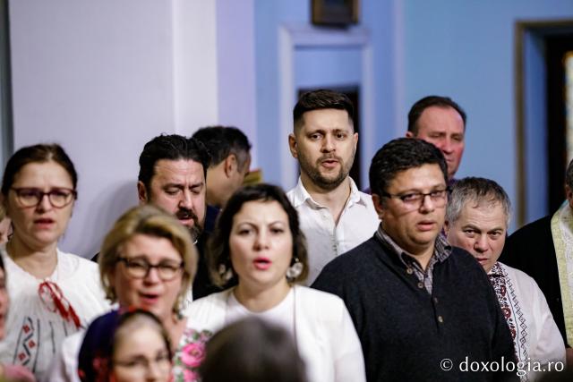 (Foto) Parohia „Sf. Iosif” Rediu – Colindători la Reședința Mitropolitană 2022   