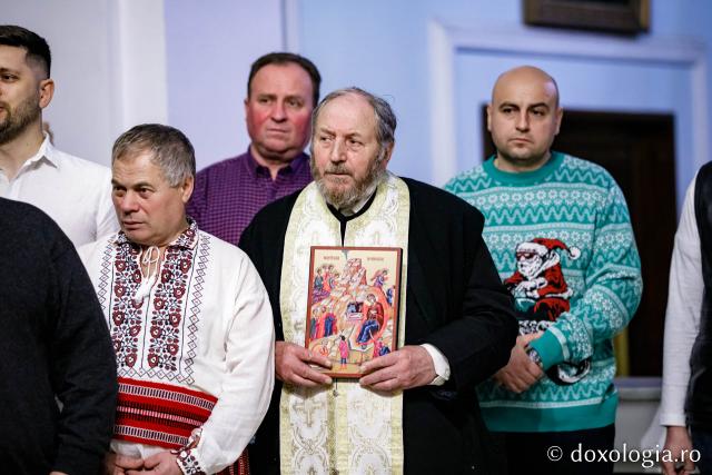 (Foto) Parohia „Sf. Iosif” Rediu – Colindători la Reședința Mitropolitană 2022   