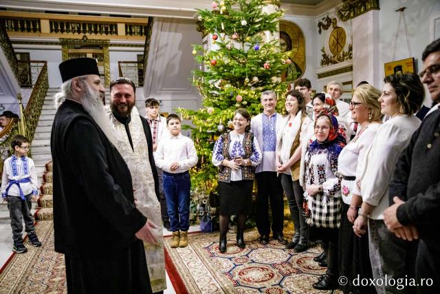 (Foto) Parohia „Sf. Iosif” Rediu – Colindători la Reședința Mitropolitană 2022   