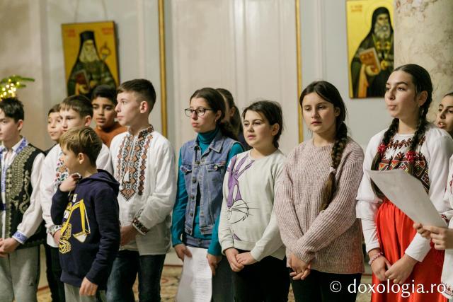 (Foto) Școala Dagâța – Colindători la Reședința Mitropolitană 2022