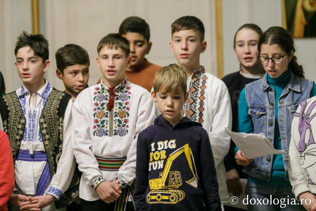 (Foto) Școala Dagâța – Colindători la Reședința Mitropolitană 2022
