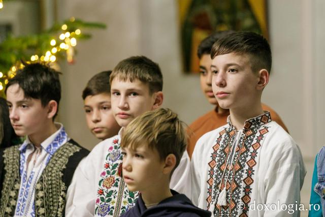 (Foto) Școala Dagâța – Colindători la Reședința Mitropolitană 2022