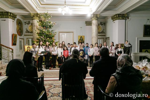 (Foto) Școala Dagâța – Colindători la Reședința Mitropolitană 2022