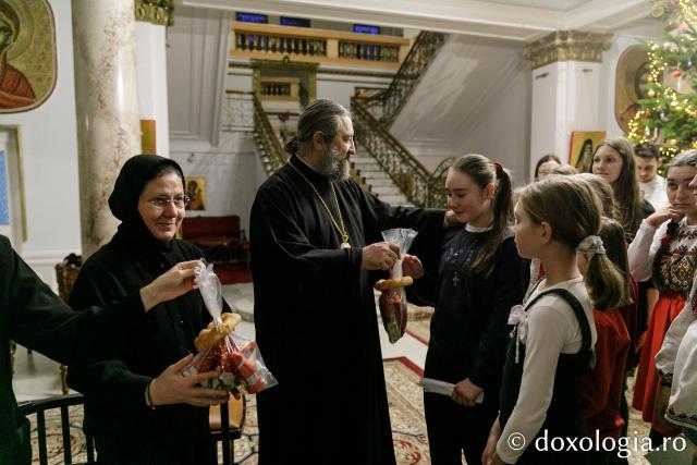 (Foto) Școala Dagâța – Colindători la Reședința Mitropolitană 2022