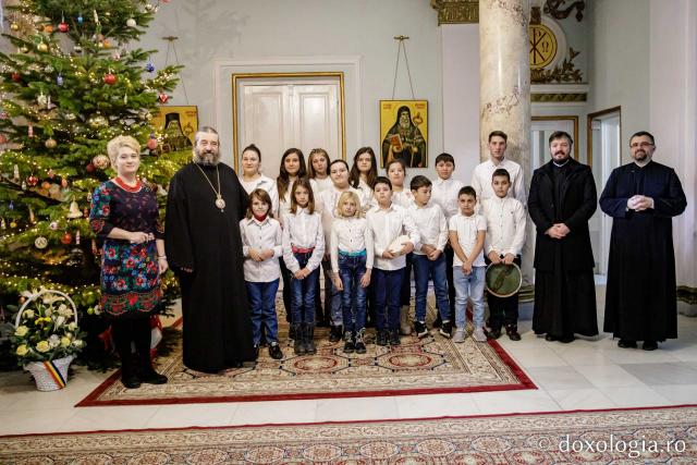 (Foto) Parohia „Sf. Nicolae” Chiperești – Colindători la Reședința Mitropolitană 2022