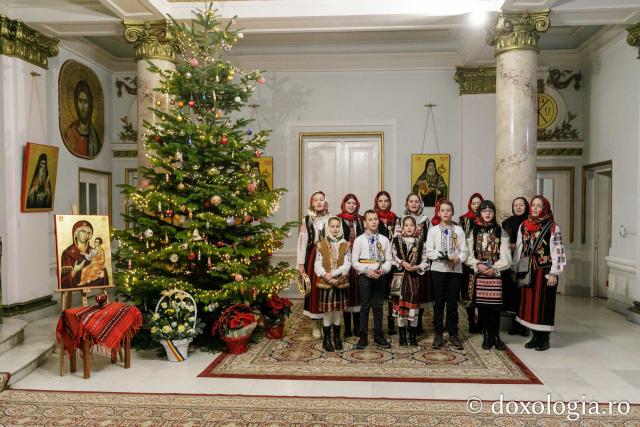 (Foto) Parohia „Sfântul Vasile” Hârlău – Colindători la Reședința Mitropolitană 2022