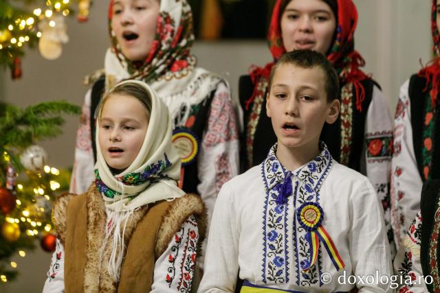 (Foto) Parohia „Sfântul Vasile” Hârlău – Colindători la Reședința Mitropolitană 2022