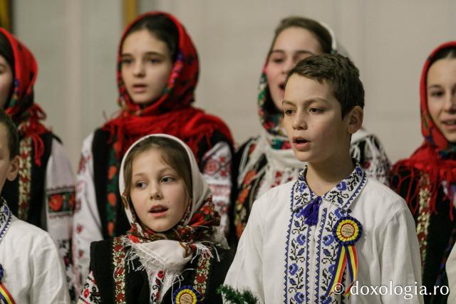(Foto) Parohia „Sfântul Vasile” Hârlău – Colindători la Reședința Mitropolitană 2022