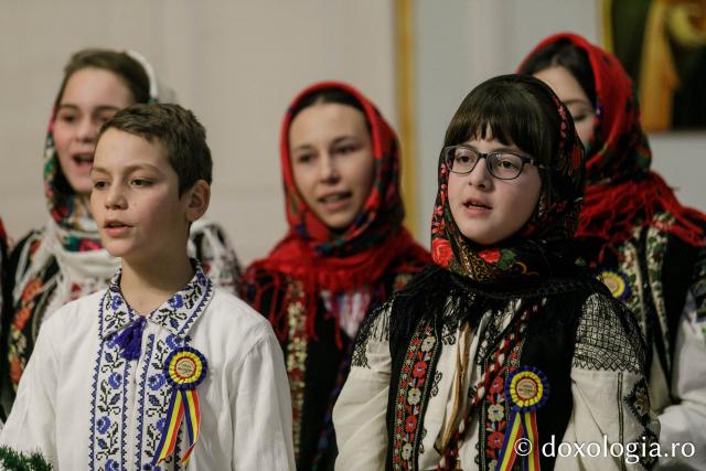 (Foto) Parohia „Sfântul Vasile” Hârlău – Colindători la Reședința Mitropolitană 2022