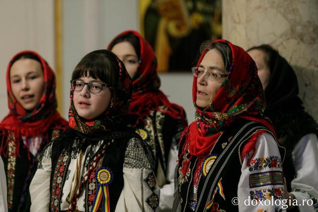(Foto) Parohia „Sfântul Vasile” Hârlău – Colindători la Reședința Mitropolitană 2022