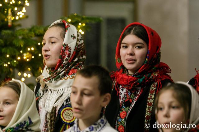 (Foto) Parohia „Sfântul Vasile” Hârlău – Colindători la Reședința Mitropolitană 2022