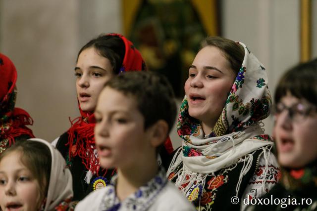 (Foto) Parohia „Sfântul Vasile” Hârlău – Colindători la Reședința Mitropolitană 2022