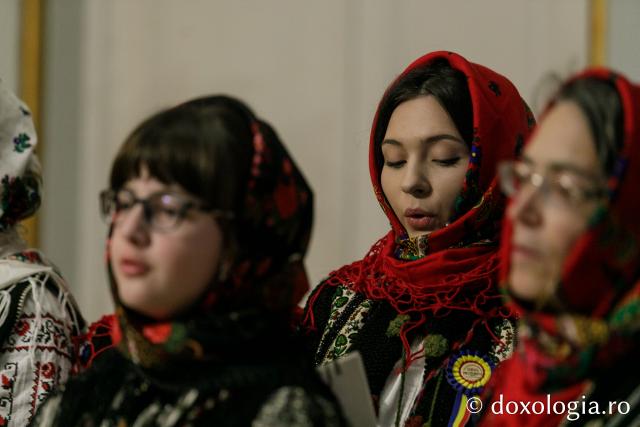 (Foto) Parohia „Sfântul Vasile” Hârlău – Colindători la Reședința Mitropolitană 2022