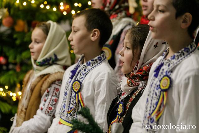 (Foto) Parohia „Sfântul Vasile” Hârlău – Colindători la Reședința Mitropolitană 2022