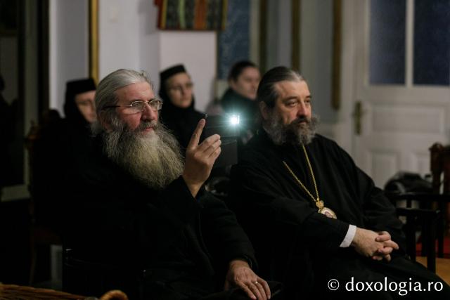 (Foto) Parohia „Sfântul Vasile” Hârlău – Colindători la Reședința Mitropolitană 2022
