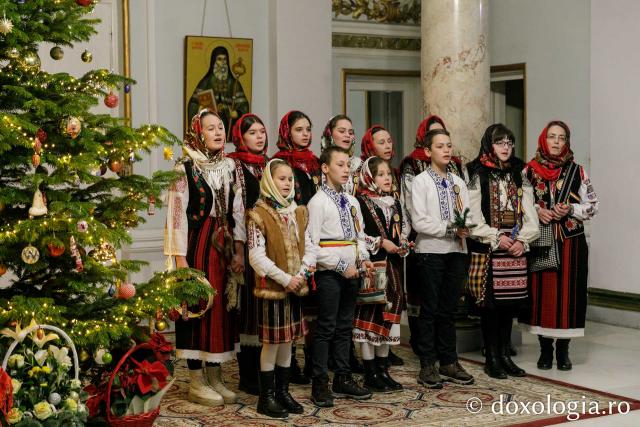 (Foto) Parohia „Sfântul Vasile” Hârlău – Colindători la Reședința Mitropolitană 2022