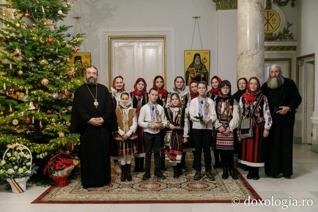 (Foto) Parohia „Sfântul Vasile” Hârlău – Colindători la Reședința Mitropolitană 2022
