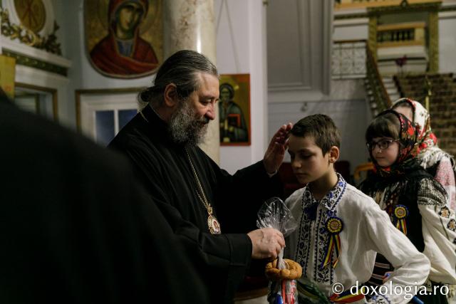 (Foto) Parohia „Sfântul Vasile” Hârlău – Colindători la Reședința Mitropolitană 2022