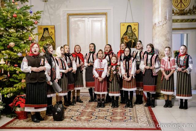 (Foto) Parohia Stefanești – Colindători la Reședința Mitropolitană 2022