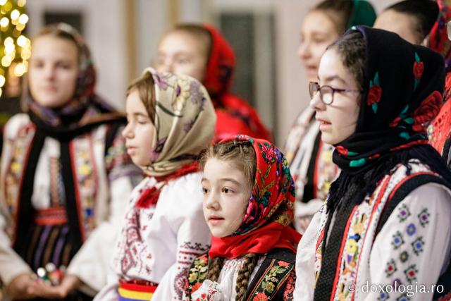 (Foto) Parohia Stefanești – Colindători la Reședința Mitropolitană 2022