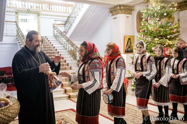 (Foto) Parohia Stefanești – Colindători la Reședința Mitropolitană 2022