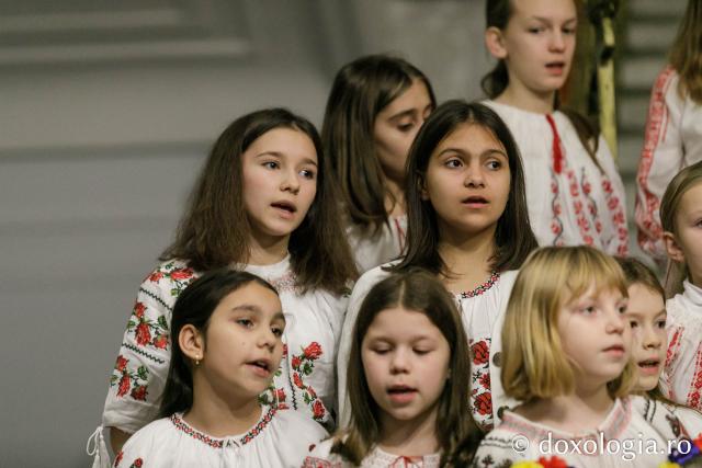 (Foto) Parohia Tălpălari – Colindători la Reședința Mitropolitană 2022