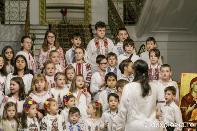 (Foto) Parohia Tălpălari – Colindători la Reședința Mitropolitană 2022