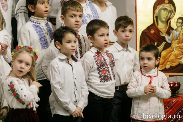 (Foto) Parohia Tălpălari – Colindători la Reședința Mitropolitană 2022