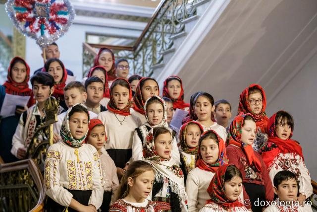 (Foto) Parohia Țolici - Neamț – Colindători la Reședința Mitropolitană 2022