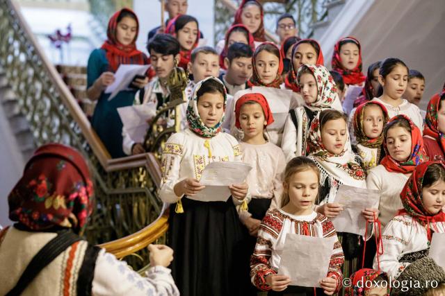 (Foto) Parohia Țolici - Neamț – Colindători la Reședința Mitropolitană 2022