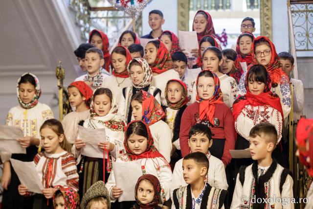 (Foto) Parohia Țolici - Neamț – Colindători la Reședința Mitropolitană 2022