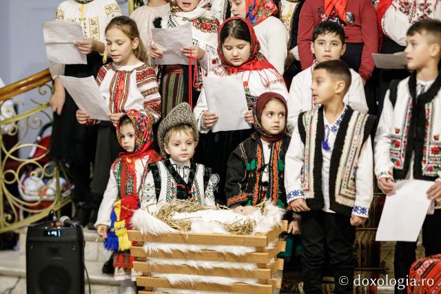 (Foto) Parohia Țolici - Neamț – Colindători la Reședința Mitropolitană 2022