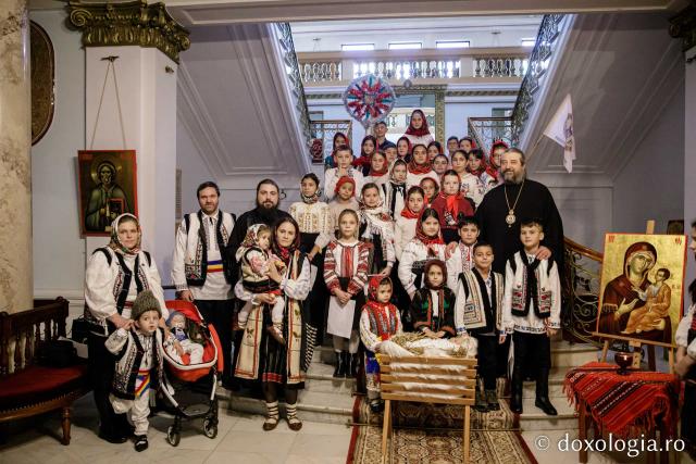 (Foto) Parohia Țolici - Neamț – Colindători la Reședința Mitropolitană 2022