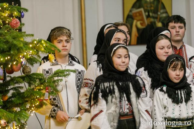 (Foto) Parohia Vorona Mare – Colindători la Reședința Mitropolitană 2022