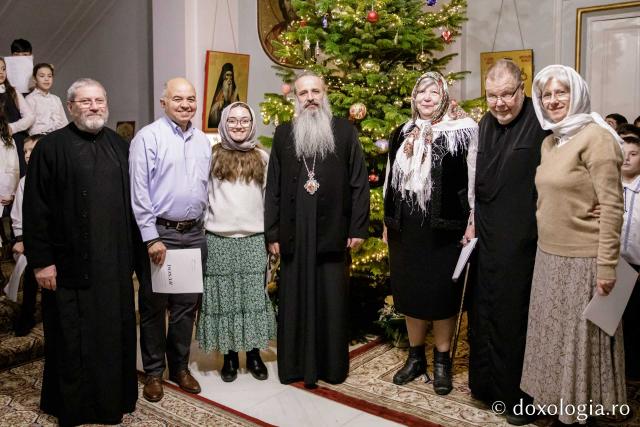 (Foto) Grup de americani creștin-ortodocși – Colindători la Reședința Mitropolitană 2022